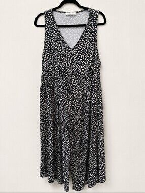Sleeveless Black and White V-Neck Print Jumpsuit